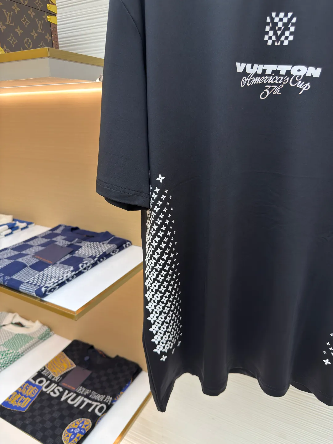 LOUISVUITTON white ink heat transfer T-shirt ●Authentic product: Purchased and developed for 8300 ●Item number: 1680106-A30 ●Fabric: nylon-ammonium blended fabric ●Technology: Printing ●Version: Fitted version ●Weight: about 235 grams ●Size: XS-S-M-L ●Description: Made of nylon-ammonia blended fabric, long-fiber high-F nylon yarn is used to weave the gray cloth. After dyeing in the vat, the surface of the gray cloth is lightly sanded to produce fine velvet. The fabric feels soft and skin-friendly. There are a total of 7 cutting pieces on the front and back sleeves, which are used for positioning heat transfer technology. Korean heat transfer lettering film material is used, and the Y version is traced to make the pattern. The back collar overlock webbing is customized with a double-layered letter jacquard process made of cotton. The overall wiring is straight and delicate, the fabric is comfortable and soft, and the color is consistent without color difference. It can be matched with the same style to create a fashionable look and control various occasions. Customized accessories, complete with three standards, same style for men and women!